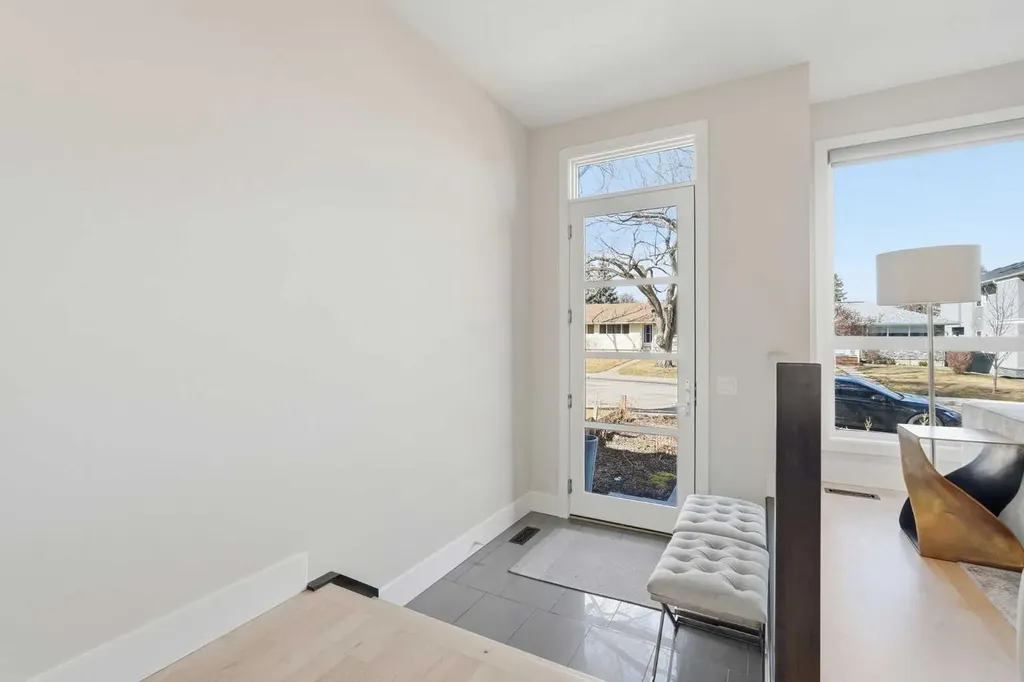 1923 49 Avenue SW Calgary AB T2T 2V3