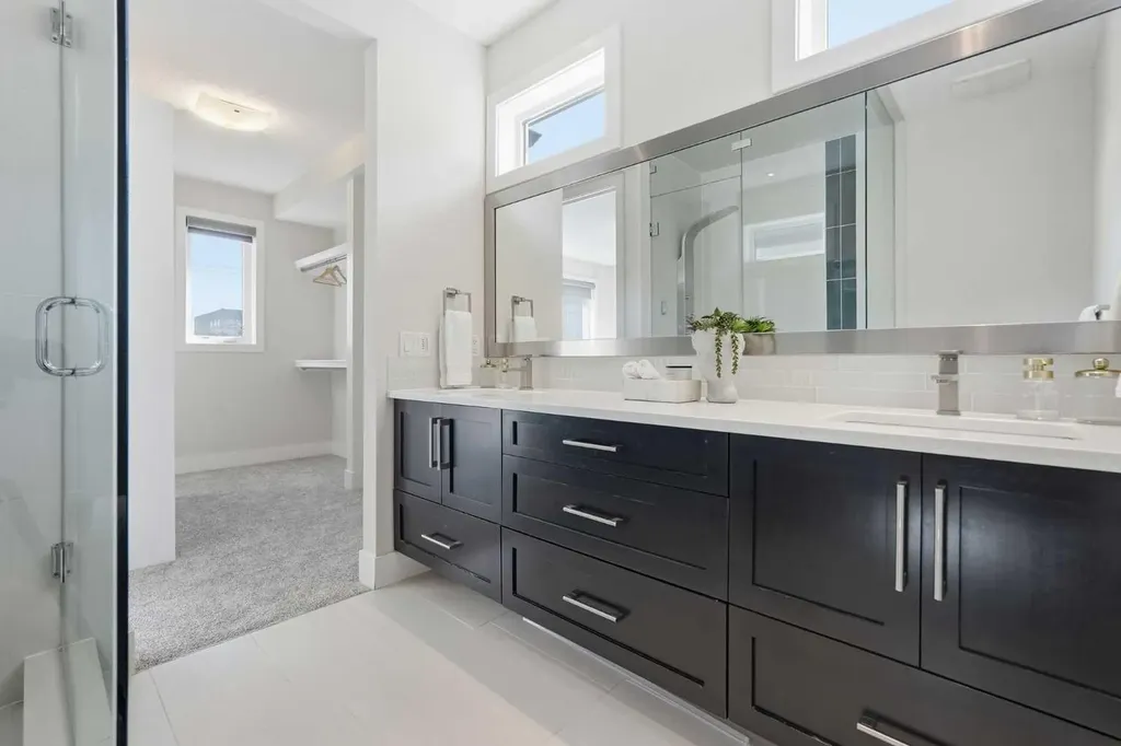 1923 49 Avenue SW Calgary AB T2T 2V3