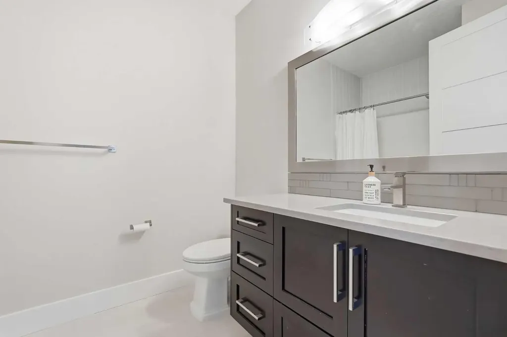 1923 49 Avenue SW Calgary AB T2T 2V3