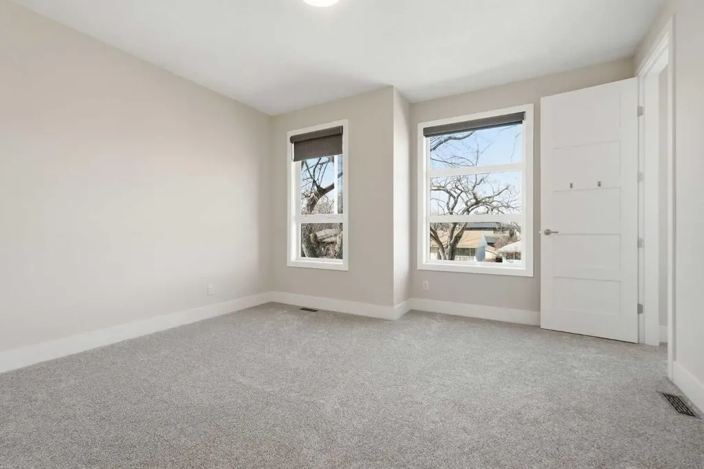 1923 49 Avenue SW Calgary AB T2T 2V3