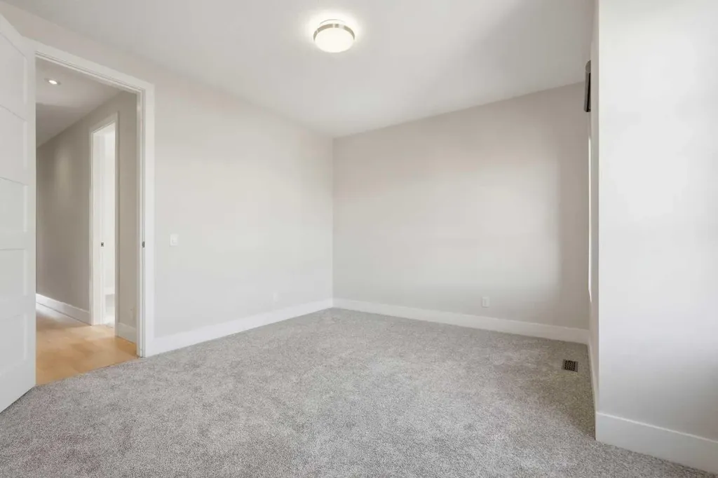 1923 49 Avenue SW Calgary AB T2T 2V3