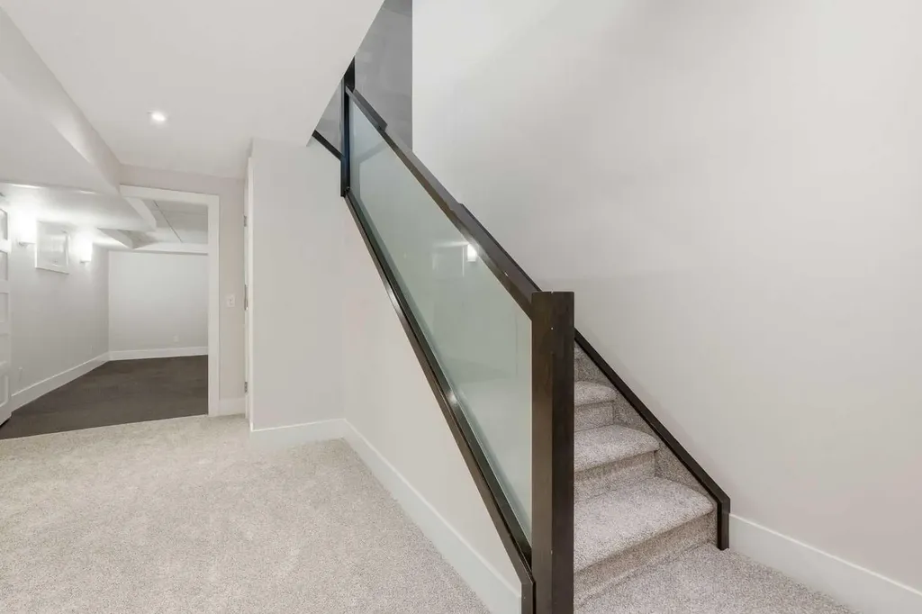 1923 49 Avenue SW Calgary AB T2T 2V3
