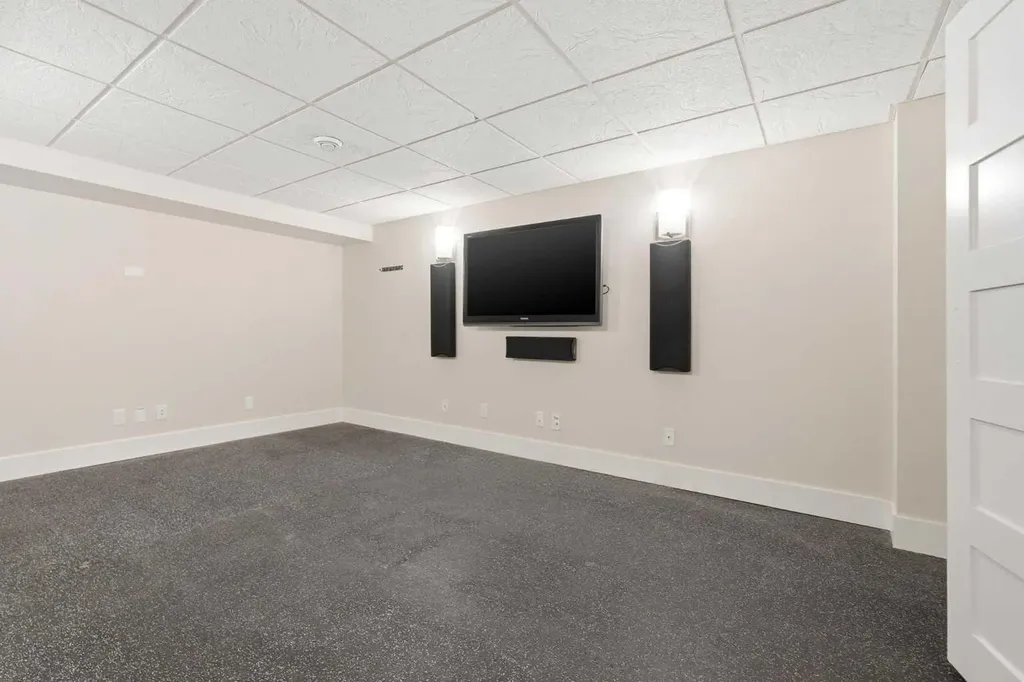 1923 49 Avenue SW Calgary AB T2T 2V3