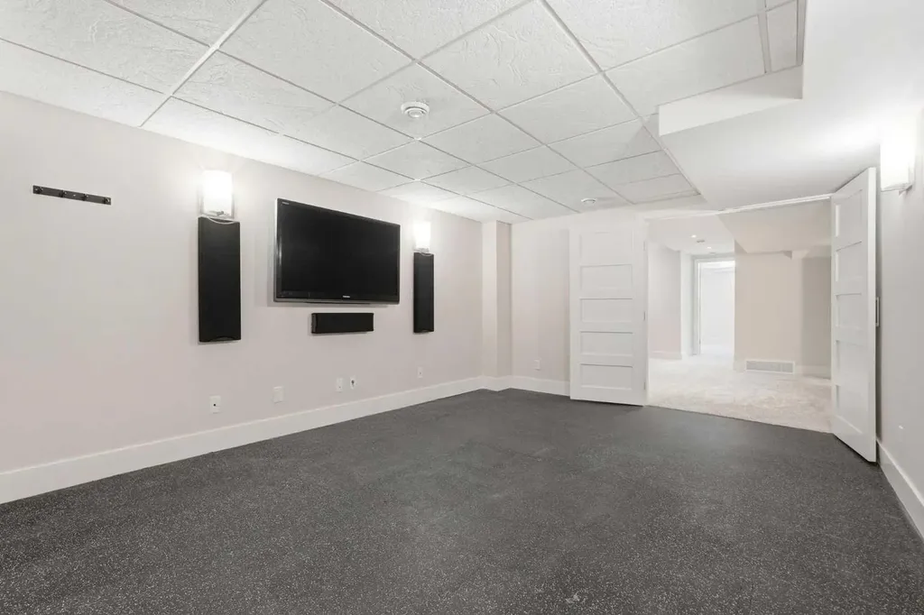 1923 49 Avenue SW Calgary AB T2T 2V3