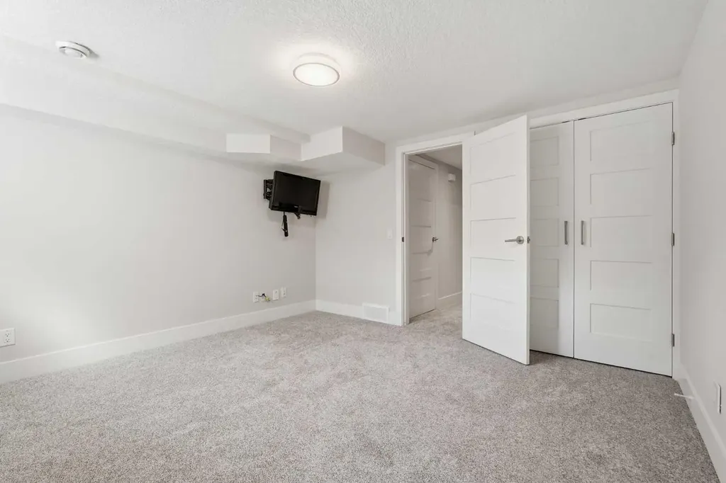 1923 49 Avenue SW Calgary AB T2T 2V3