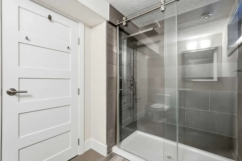 1923 49 Avenue SW Calgary AB T2T 2V3
