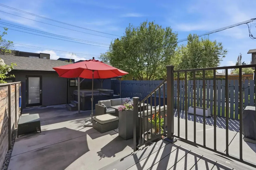1923 49 Avenue SW Calgary AB T2T 2V3