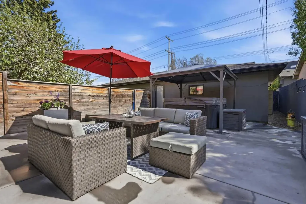 1923 49 Avenue SW Calgary AB T2T 2V3