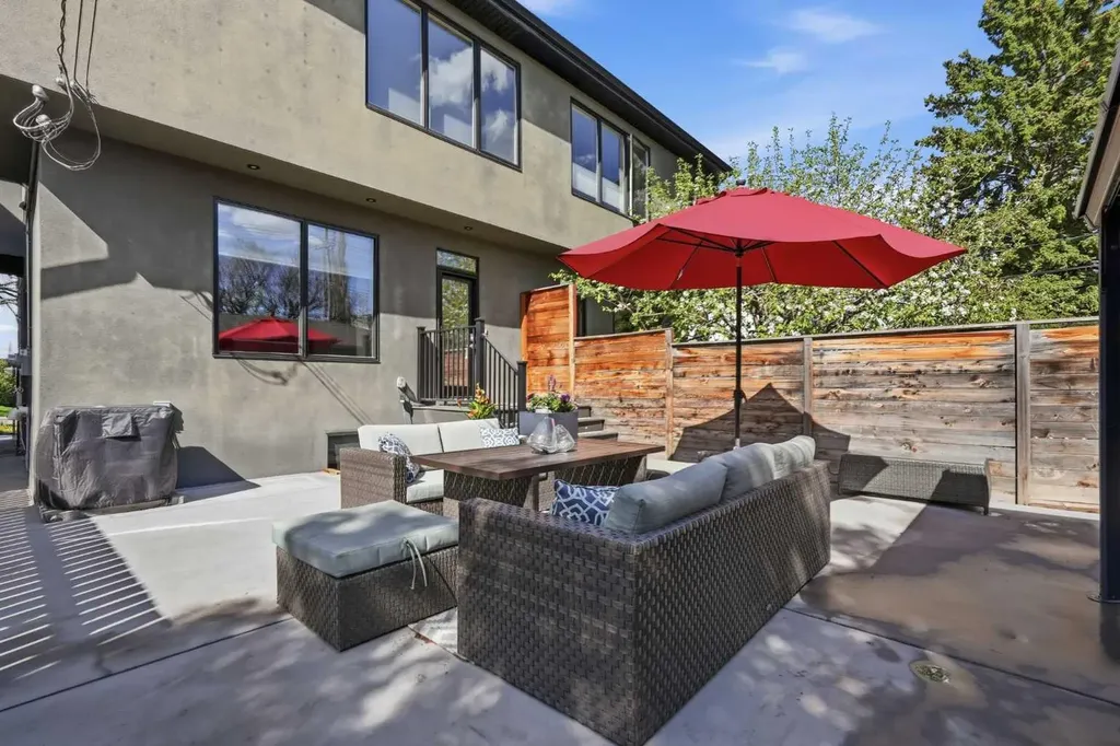 1923 49 Avenue SW Calgary AB T2T 2V3