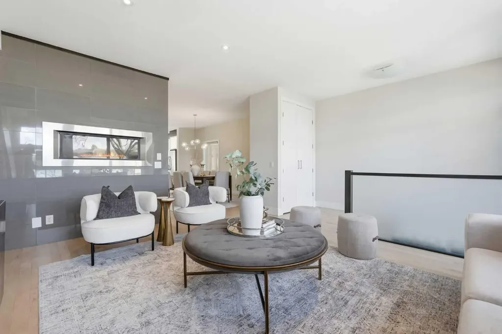 1923 49 Avenue SW Calgary AB T2T 2V3