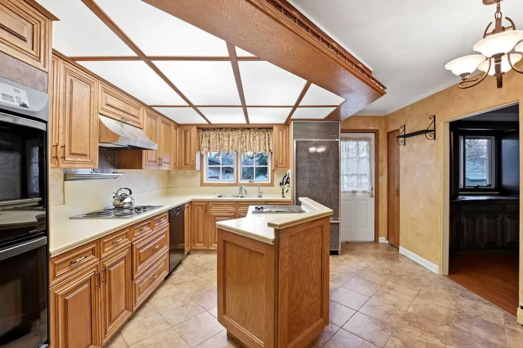 3919 43 Avenue Red Deer AB T4N 3B8