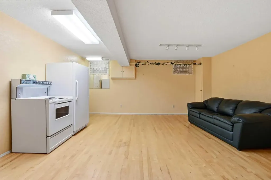 3919 43 Avenue Red Deer AB T4N 3B8