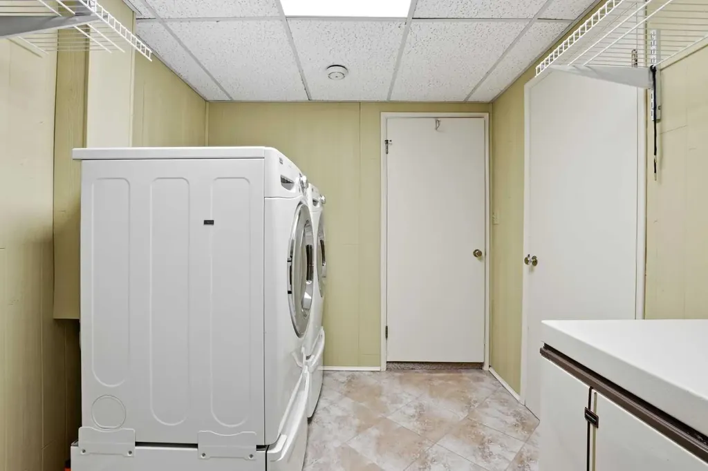 3919 43 Avenue Red Deer AB T4N 3B8