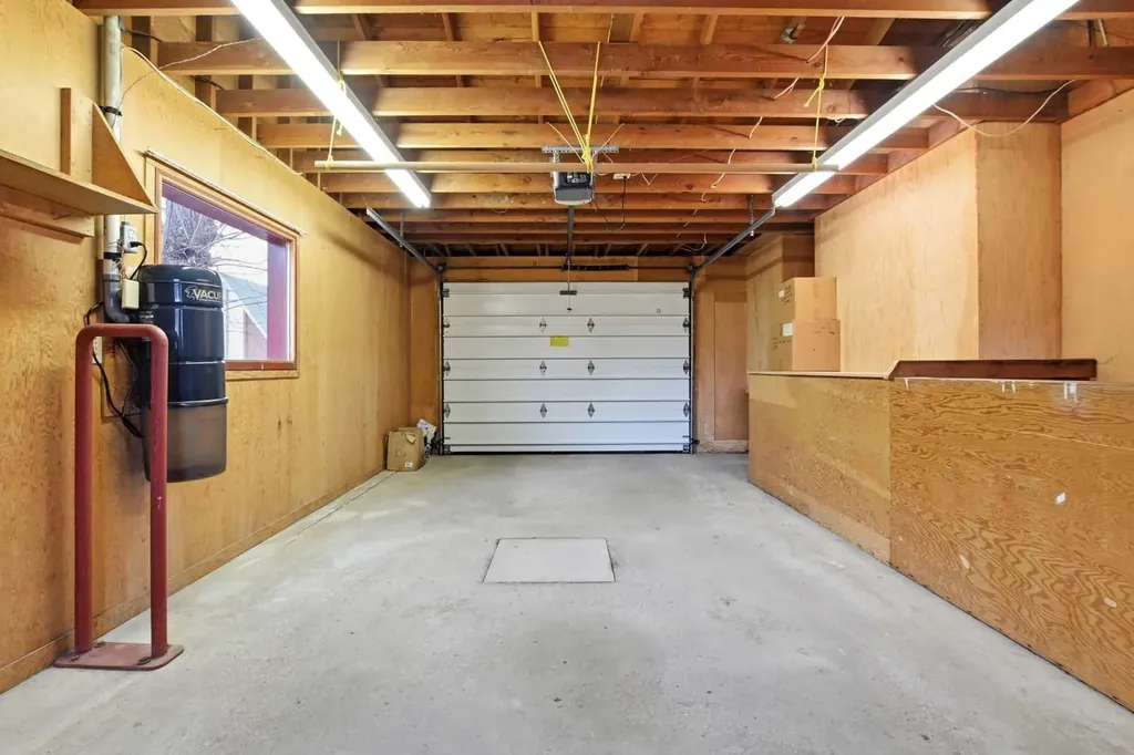 3919 43 Avenue Red Deer AB T4N 3B8