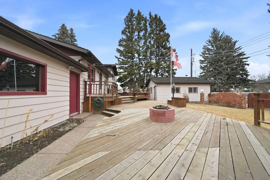 3919 43 Avenue Red Deer AB T4N 3B8