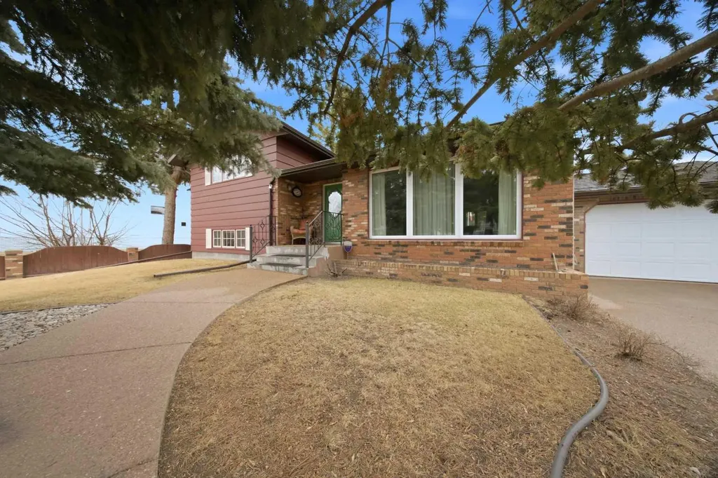 3919 43 Avenue Red Deer AB T4N 3B8