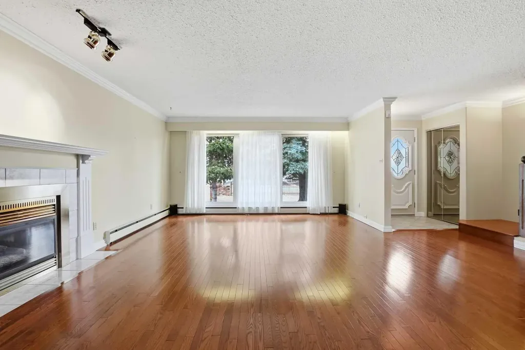 3919 43 Avenue Red Deer AB T4N 3B8