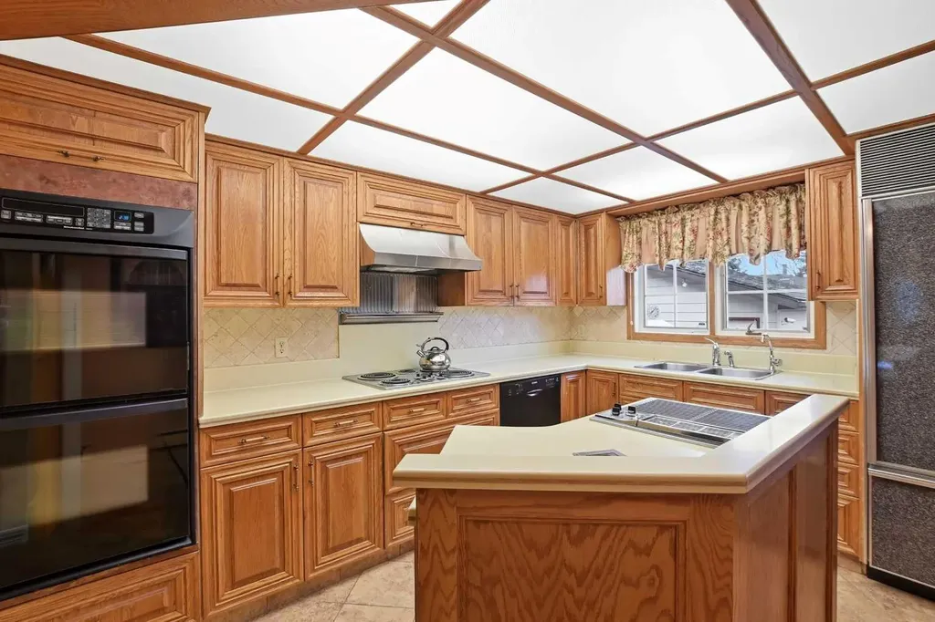 3919 43 Avenue Red Deer AB T4N 3B8