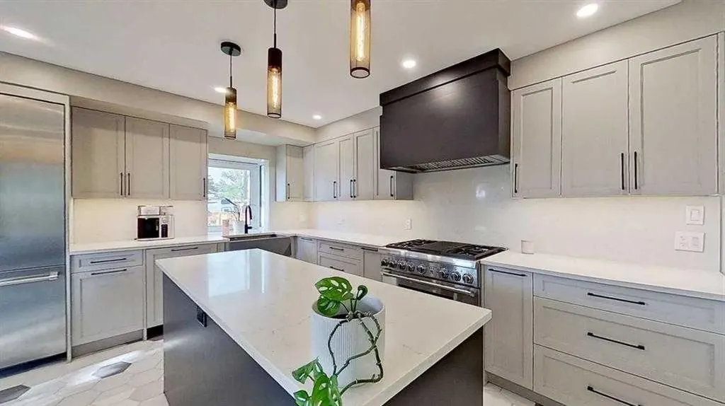 1423 18 Street NE Calgary AB T2V 4V8