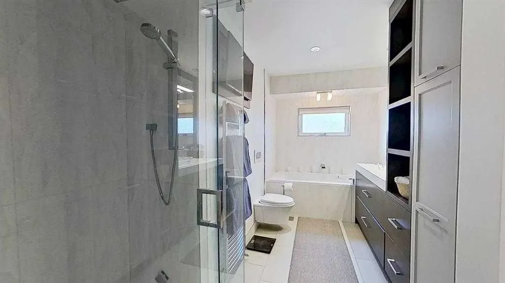 1423 18 Street NE Calgary AB T2V 4V8