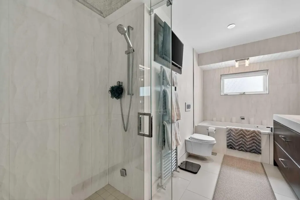 1423 18 Street NE Calgary AB T2V 4V8