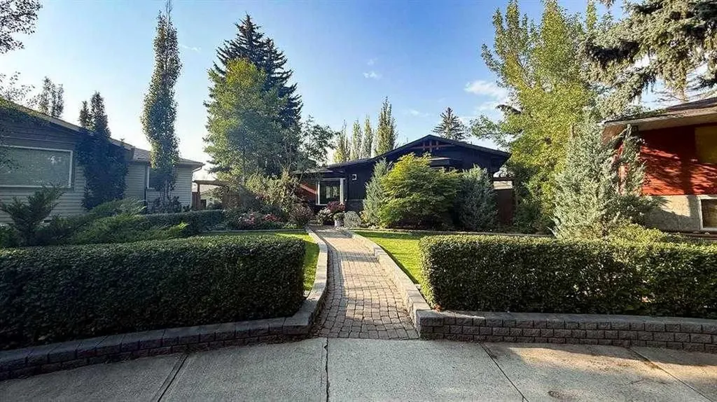 1423 18 Street NE Calgary AB T2V 4V8