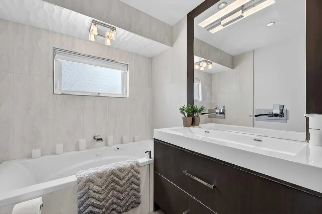 1423 18 Street NE Calgary AB T2V 4V8