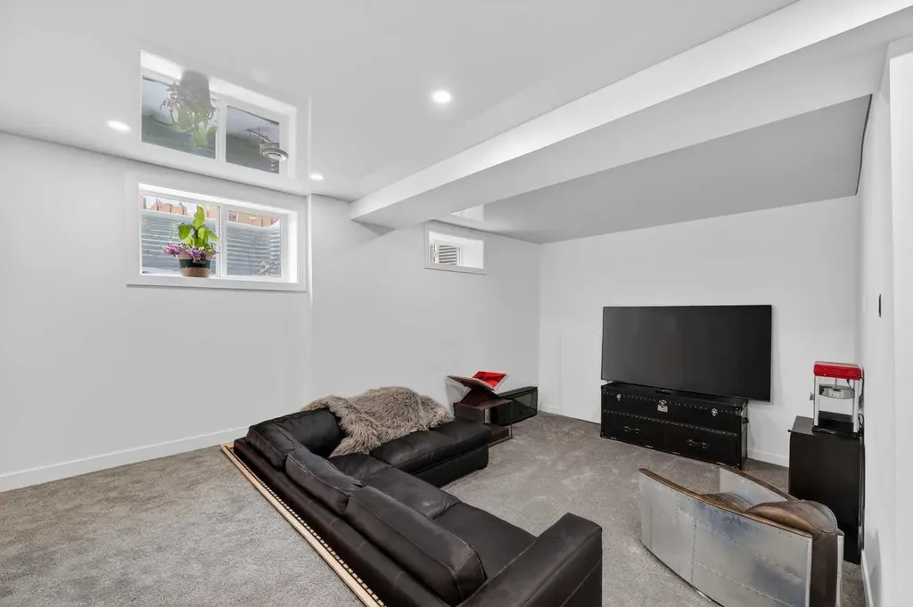 1423 18 Street NE Calgary AB T2V 4V8