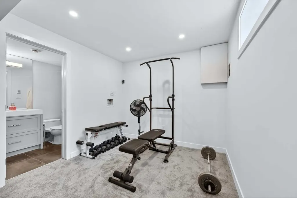 1423 18 Street NE Calgary AB T2V 4V8