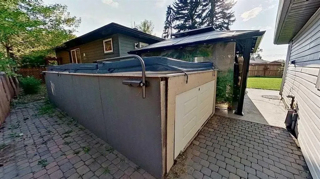 1423 18 Street NE Calgary AB T2V 4V8