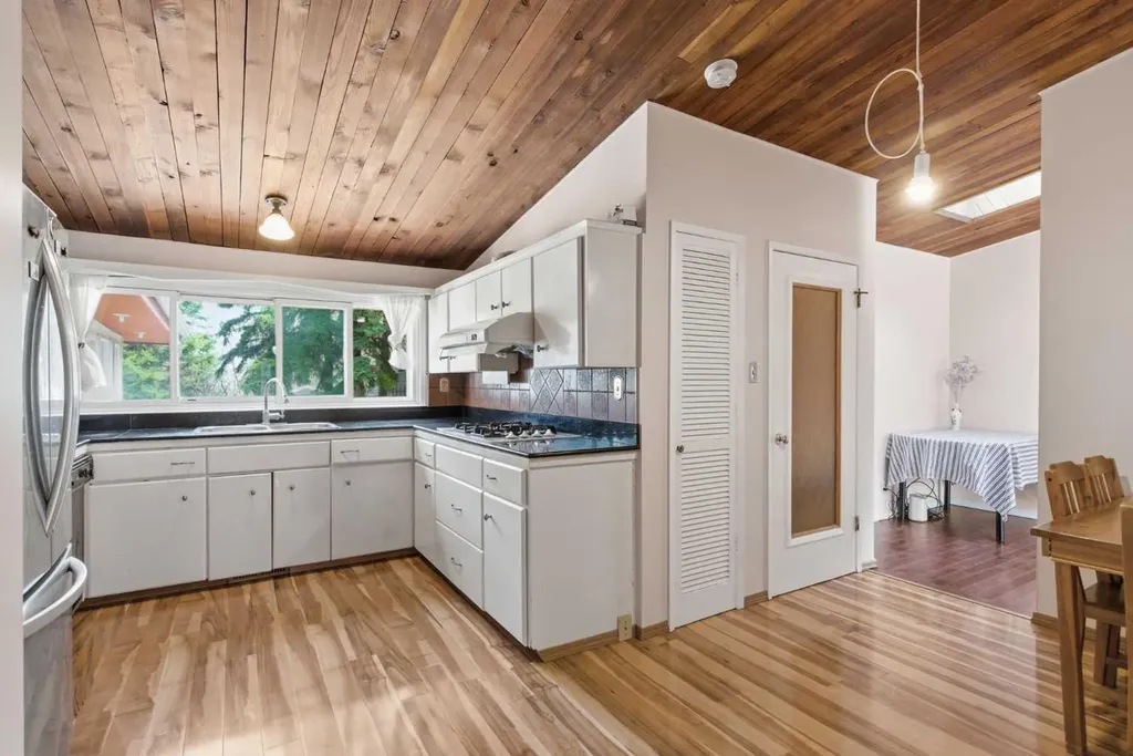 4008 36 Street NW Calgary AB T2L 2A1