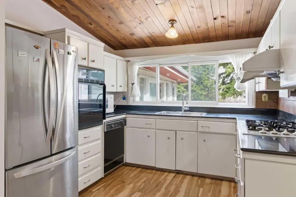 4008 36 Street NW Calgary AB T2L 2A1