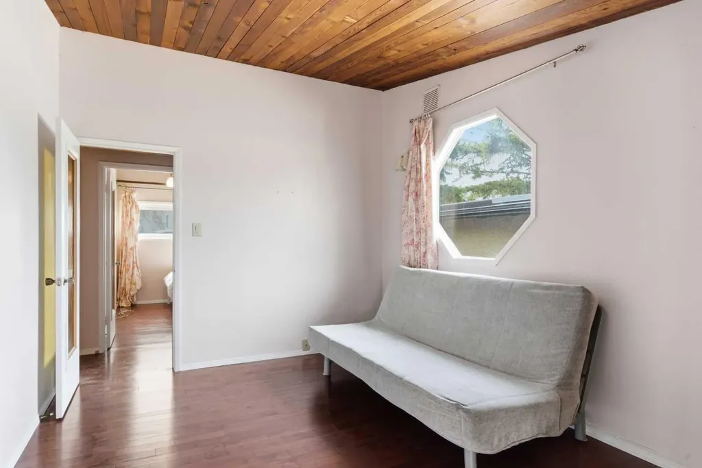 4008 36 Street NW Calgary AB T2L 2A1