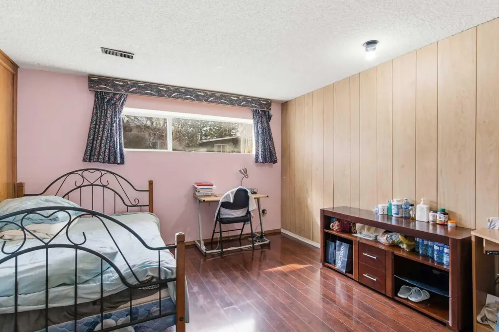 4008 36 Street NW Calgary AB T2L 2A1
