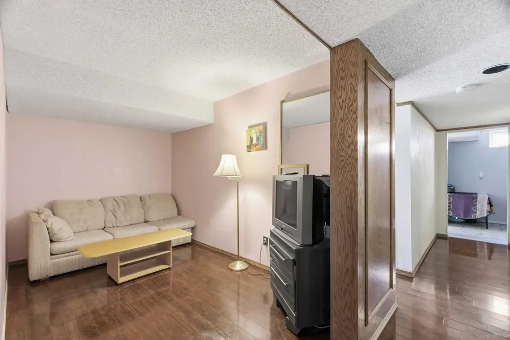 4008 36 Street NW Calgary AB T2L 2A1
