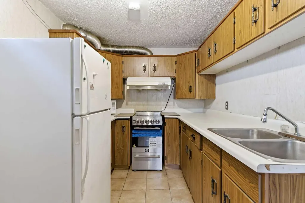 4008 36 Street NW Calgary AB T2L 2A1