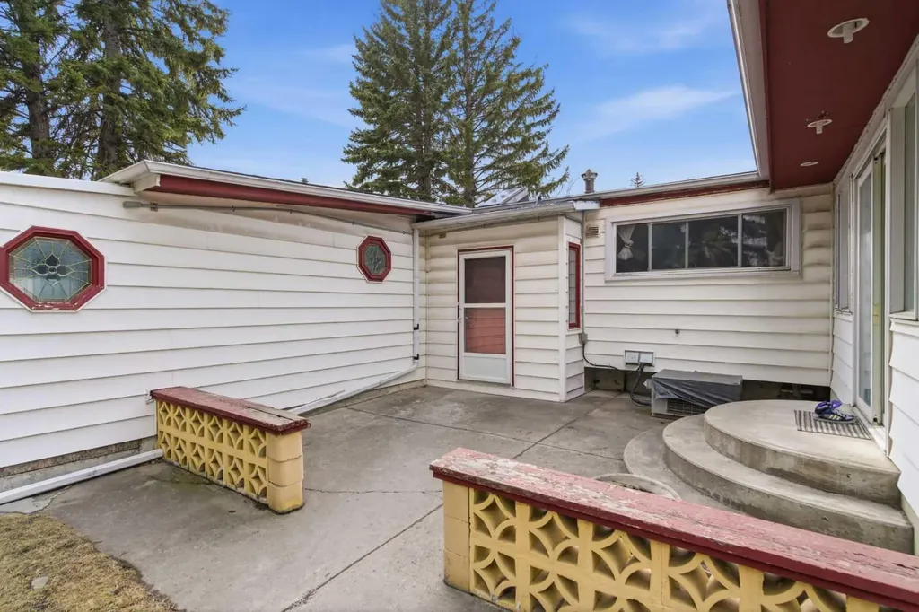 4008 36 Street NW Calgary AB T2L 2A1