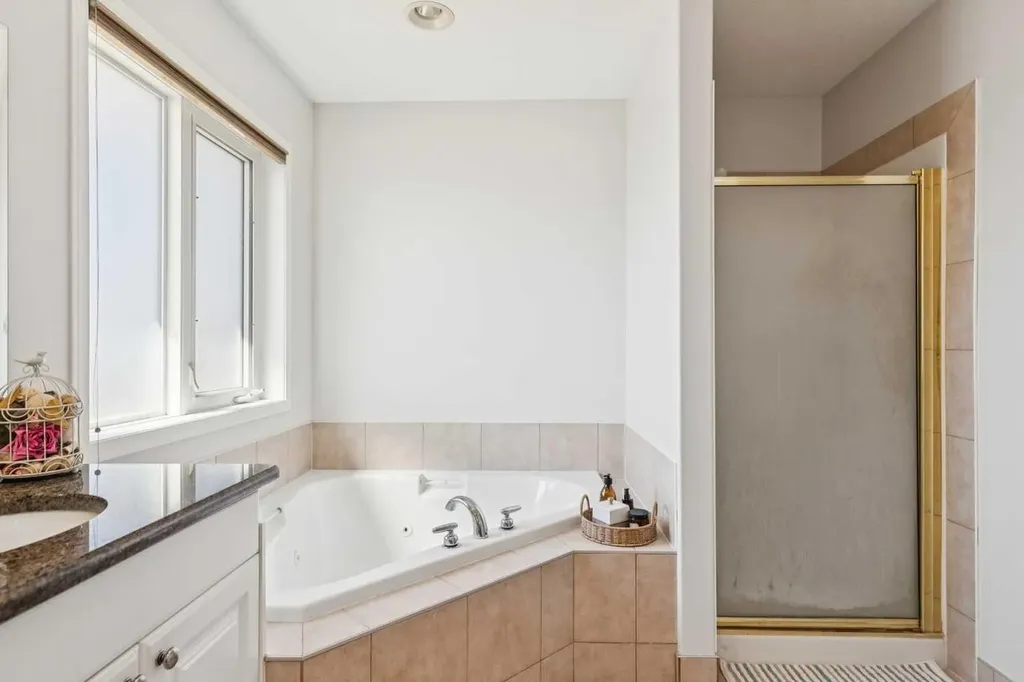 450 Wentworth Place SW Calgary AB T3H 4L7