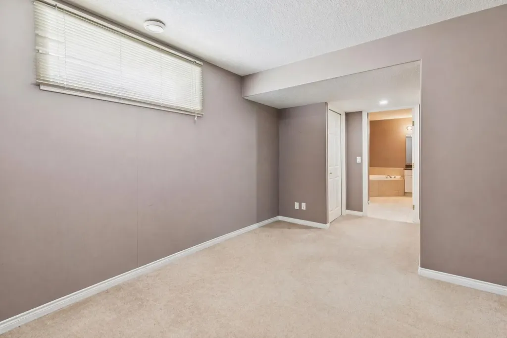 450 Wentworth Place SW Calgary AB T3H 4L7