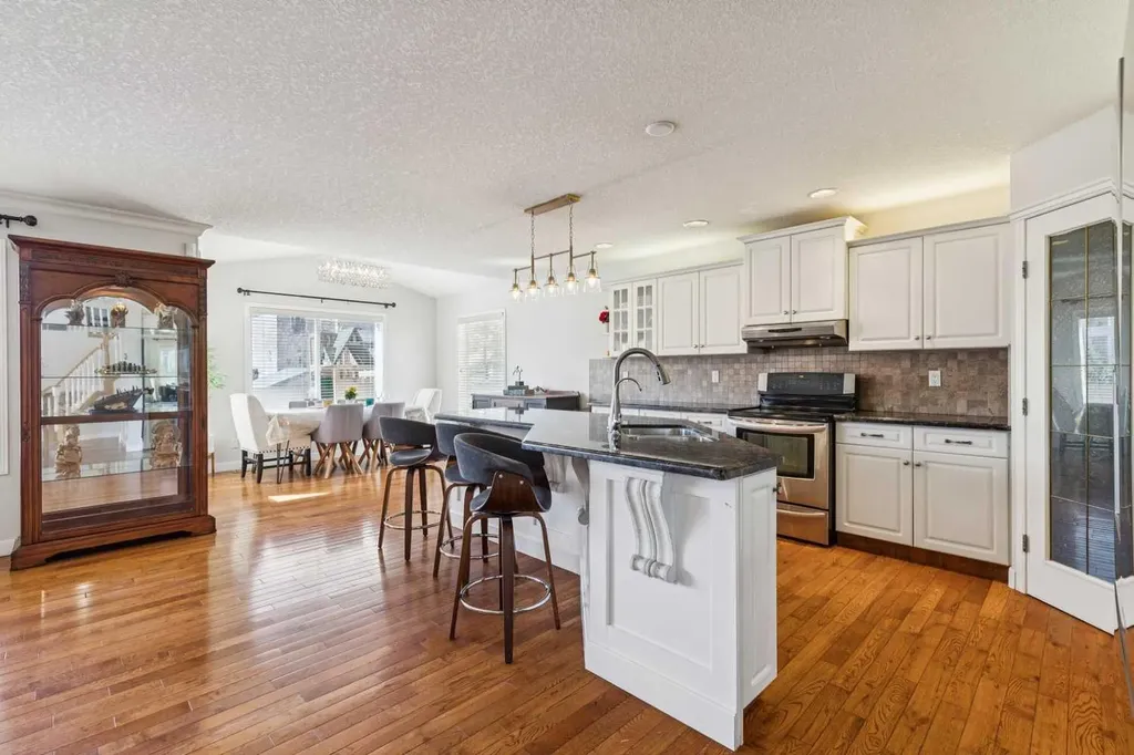 450 Wentworth Place SW Calgary AB T3H 4L7