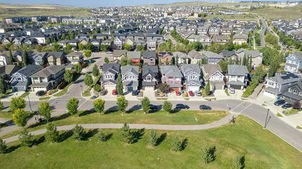 204 Paint Horse Drive Cochrane AB T4C0X1