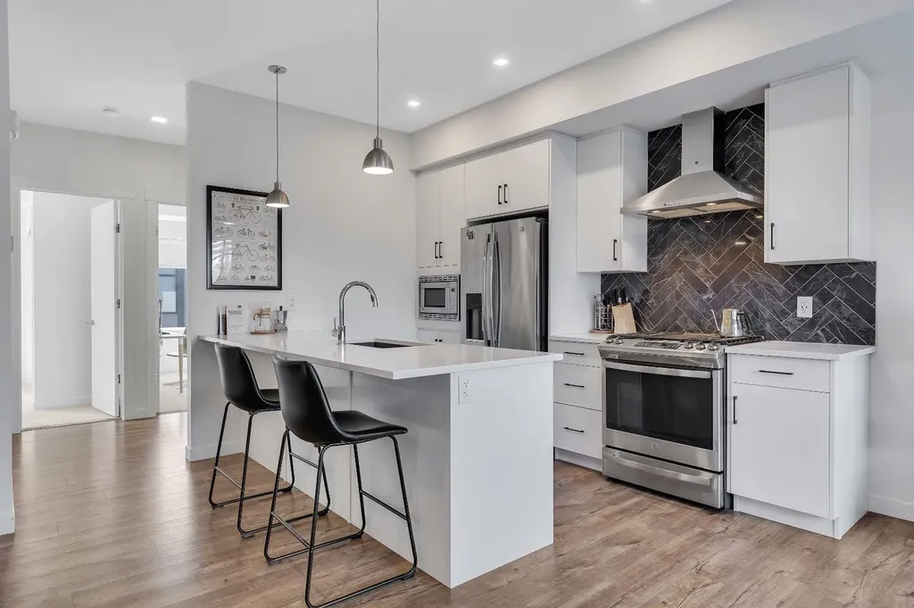 516 Greenbriar Common NW Calgary AB T3B 6J3