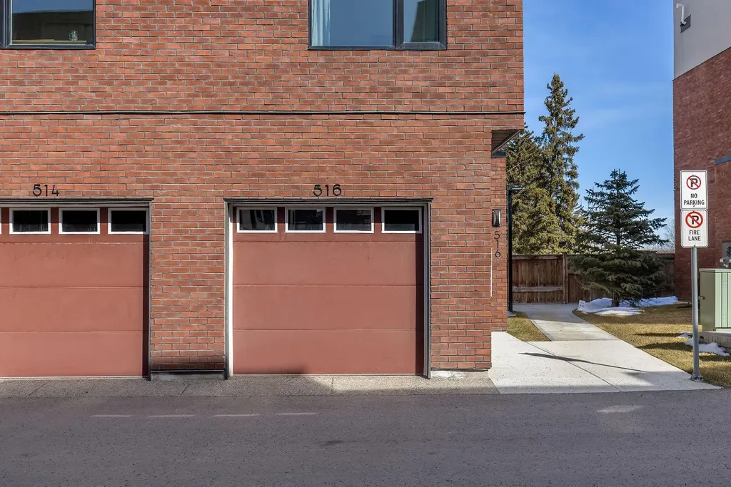 516 Greenbriar Common NW Calgary AB T3B 6J3