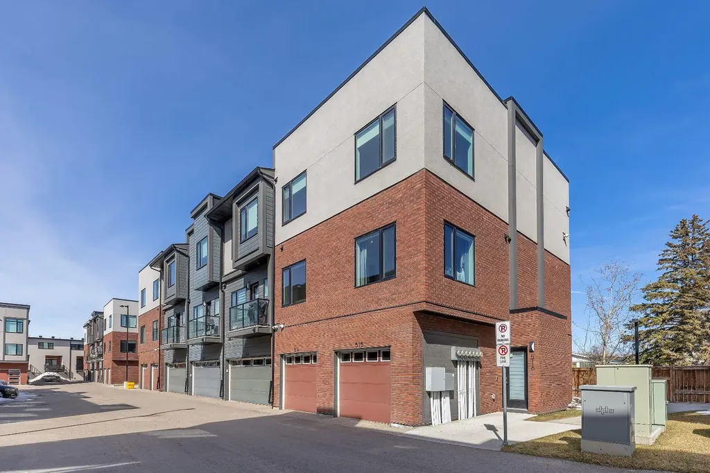 516 Greenbriar Common NW Calgary AB T3B 6J3