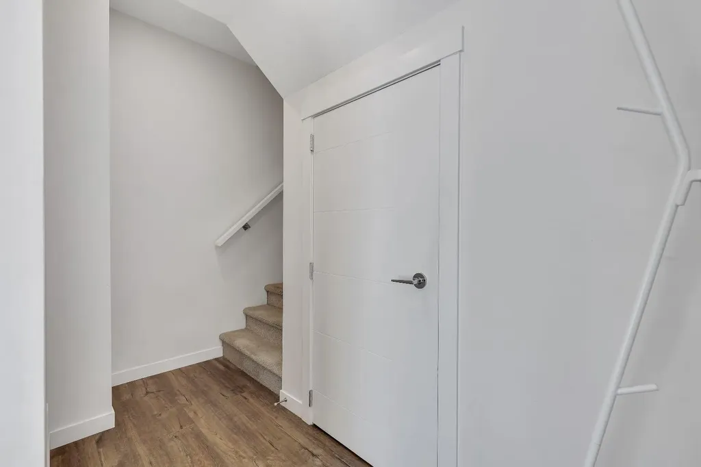 516 Greenbriar Common NW Calgary AB T3B 6J3