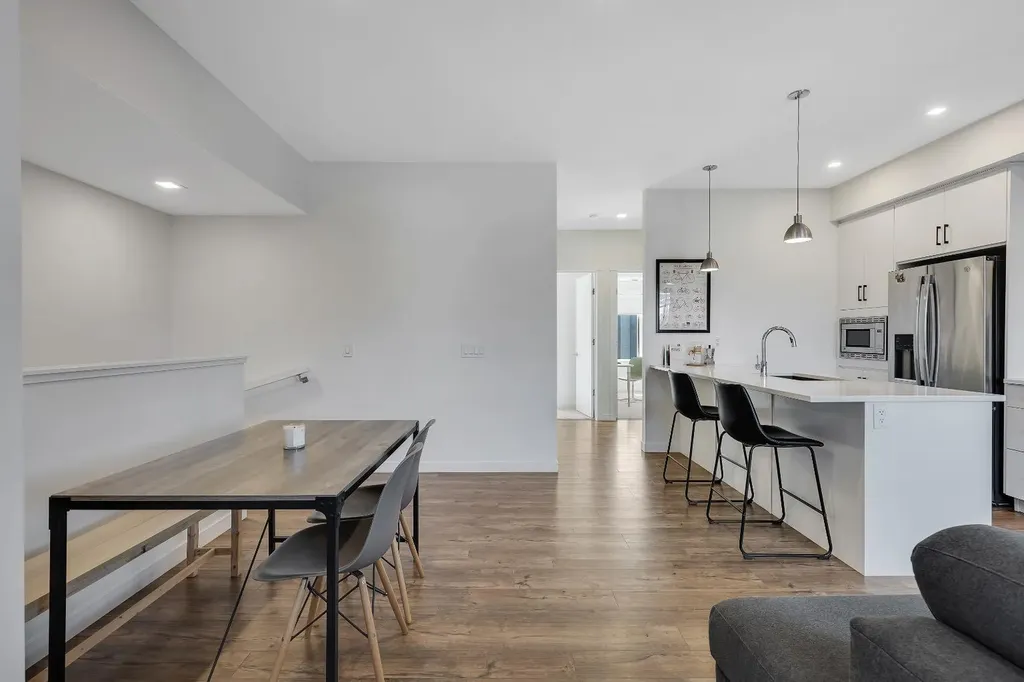 516 Greenbriar Common NW Calgary AB T3B 6J3