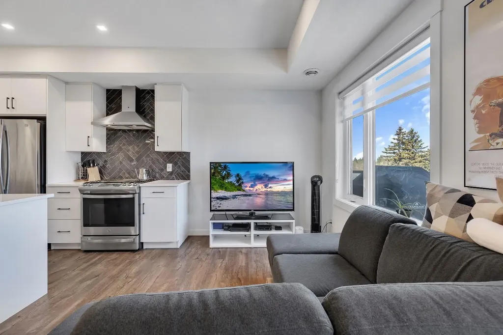 516 Greenbriar Common NW Calgary AB T3B 6J3