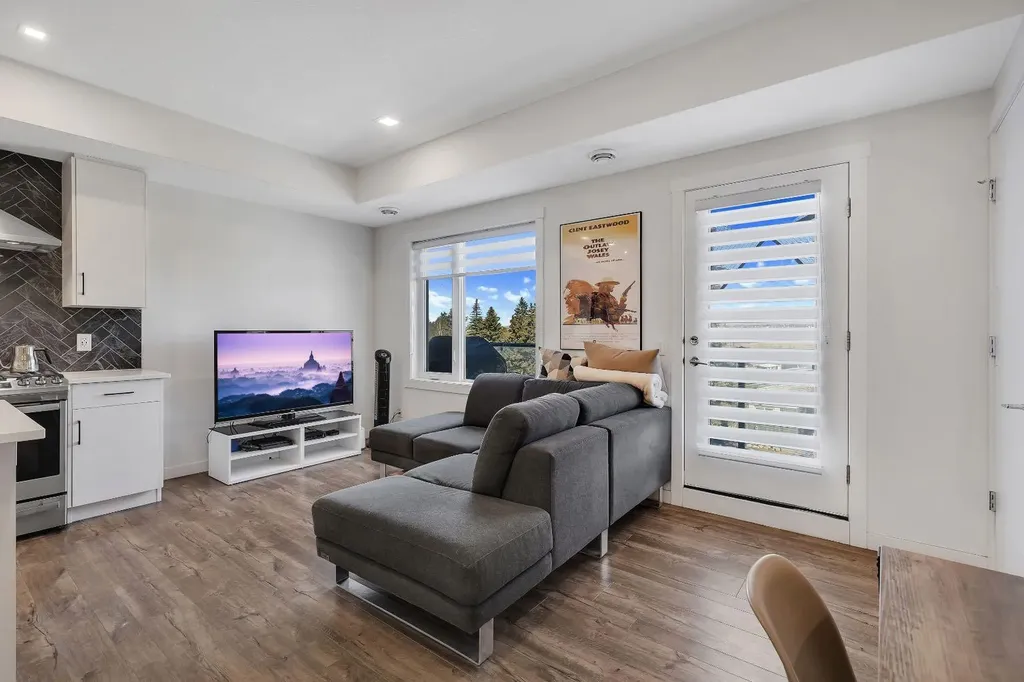516 Greenbriar Common NW Calgary AB T3B 6J3