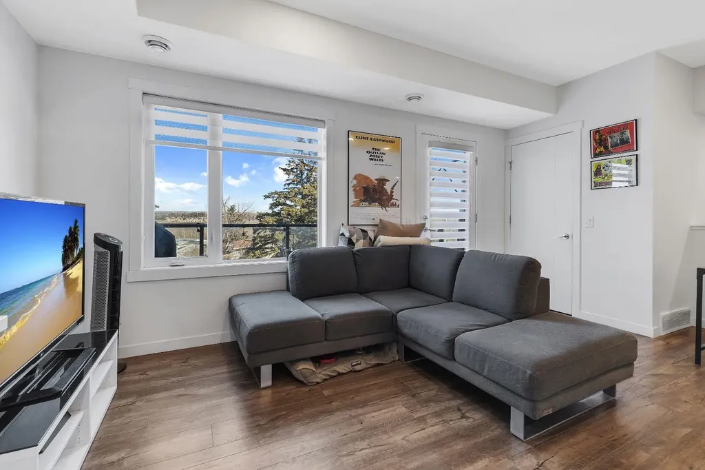 516 Greenbriar Common NW Calgary AB T3B 6J3