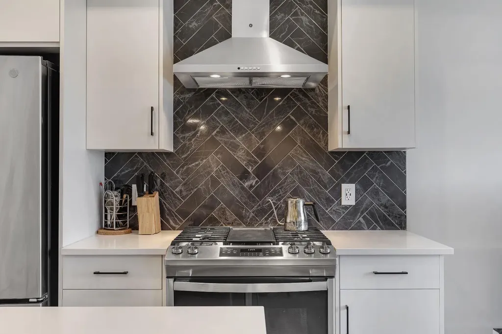 516 Greenbriar Common NW Calgary AB T3B 6J3